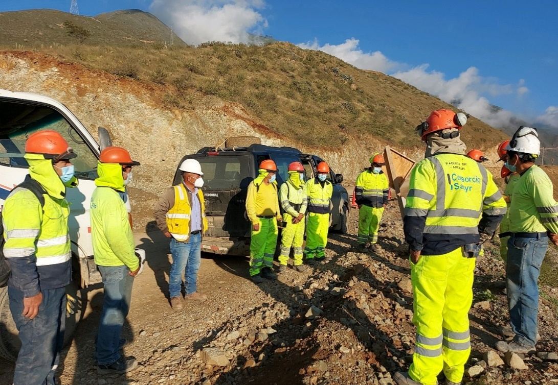 Cuadrilla de trabajo en la carretera 5R Áncash
