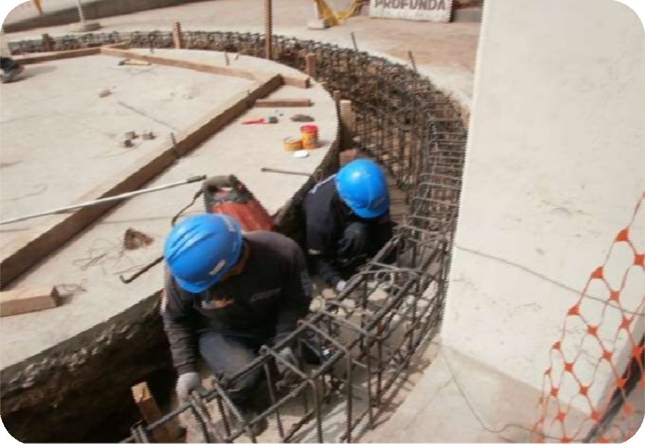 Estructura circular de concreto en la ampliación de fábrica Ambev Huachipa