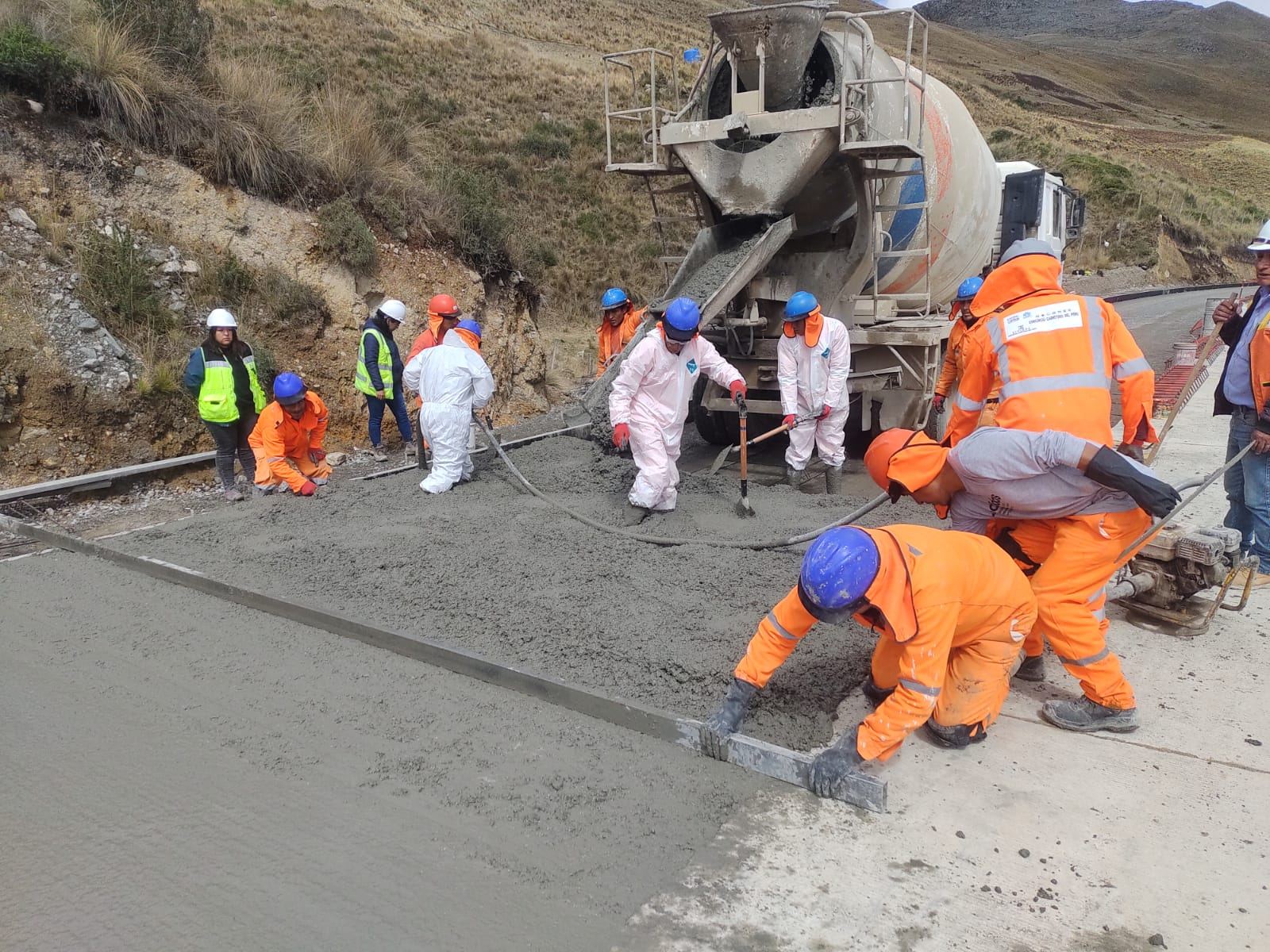 Vaciado de concreto en la carretera Oyón - Ambo
