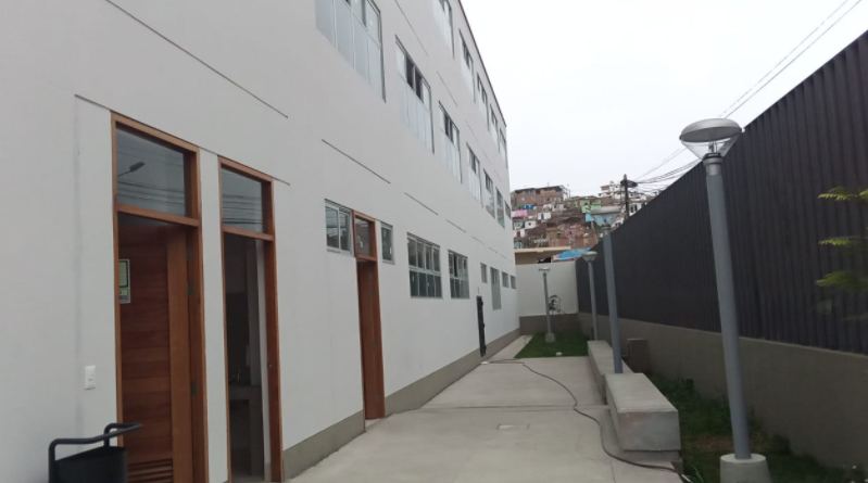 Fachada de la I.E. N°6010 Hilda B. Carrillo en Pucusana